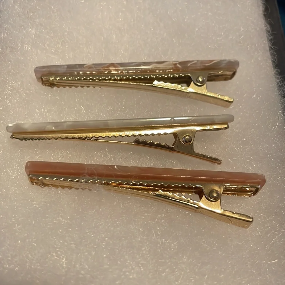 🌻3 for $25 🌻Alligator Hair Clips, marble colored. Set of 3. - Picture 2 of 3